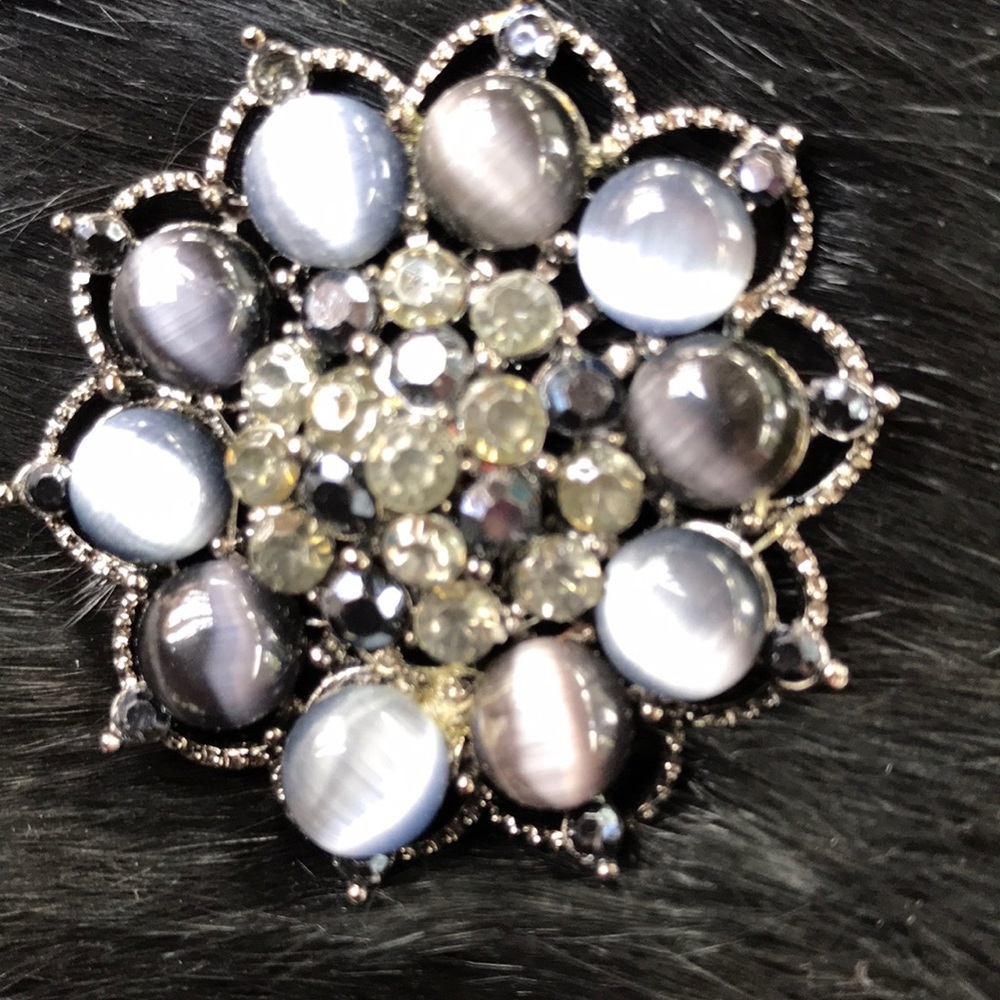 Fashion brooch